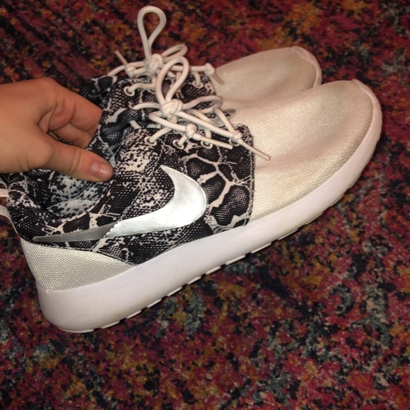 Nike Shoes - Nike Roshe